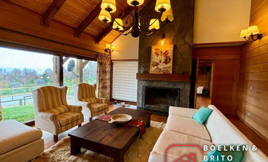 Casa Nueva en Parcela de 5.000 m2, Se vende con Mobiliaria de Lujo, Sector Candelaria, Pucón