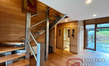 Casa Nueva en Parcela de 5.000 m2, Se vende con Mobiliaria de Lujo, Sector Candelaria, Pucón