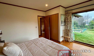Casa Nueva en Parcela de 5.000 m2, Se vende con Mobiliaria de Lujo, Sector Candelaria, Pucón