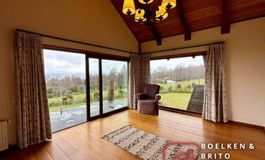 Casa Nueva en Parcela de 5.000 m2, Se vende con Mobiliaria de Lujo, Sector Candelaria, Pucón