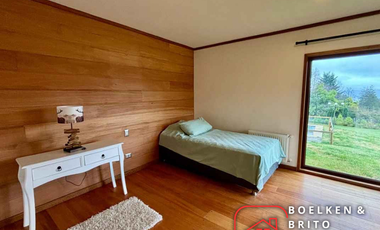 Casa Nueva en Parcela de 5.000 m2, Se vende con Mobiliaria de Lujo, Sector Candelaria, Pucón