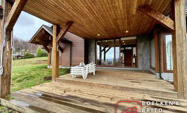 Casa Nueva en Parcela de 5.000 m2, Se vende con Mobiliaria de Lujo, Sector Candelaria, Pucón
