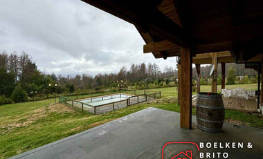 Casa Nueva en Parcela de 5.000 m2, Se vende con Mobiliaria de Lujo, Sector Candelaria, Pucón