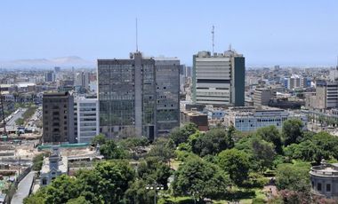 Venta de Oficina   estacionamiento en Edif. Anglo Peruano, a media cdra. del Palacio de Justicia
