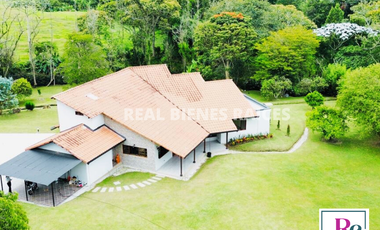 HERMOSA FINCA EN UN LOTE DE 6.060 M2 PLANOS