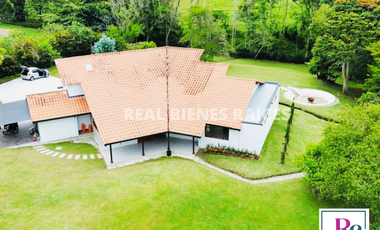 HERMOSA FINCA EN UN LOTE DE 6.060 M2 PLANOS