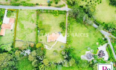 HERMOSA FINCA EN UN LOTE DE 6.060 M2 PLANOS