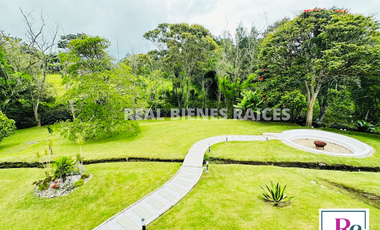 HERMOSA FINCA EN UN LOTE DE 6.060 M2 PLANOS