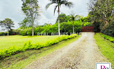 HERMOSA FINCA EN UN LOTE DE 6.060 M2 PLANOS