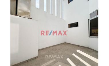 Venta De Gran Edificio Comercial En Plena Avenida, Límite Con Miraflores. (De Estreno)