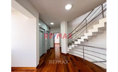 Venta De Gran Edificio Comercial En Plena Avenida, Límite Con Miraflores. (De Estreno)