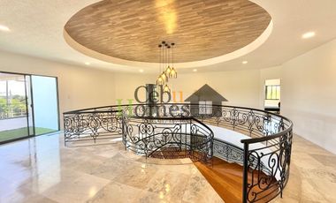 Grand 8 Bedroom House with Pool in Mandaue for Rent