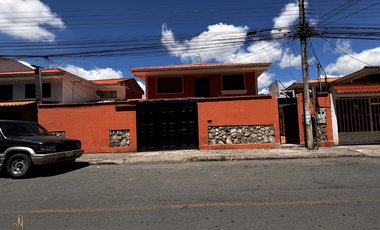 Casas Comerciales en Venta en Cuenca Frente al Mall del Batán