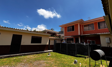 Casas Comerciales en Venta en Cuenca Frente al Mall del Batán