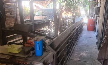 CASA AISLADA TOTALMENTE SÓLIDA- CON LOCAL COMERCIAL- LUBRICENTRO FUNCIONANDO. LO PRADO.