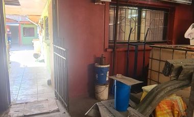 CASA AISLADA TOTALMENTE SÓLIDA- CON LOCAL COMERCIAL- LUBRICENTRO FUNCIONANDO. LO PRADO.