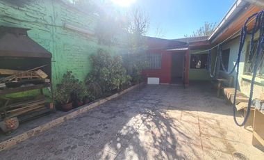 CASA AISLADA TOTALMENTE SÓLIDA- CON LOCAL COMERCIAL- LUBRICENTRO FUNCIONANDO. LO PRADO.