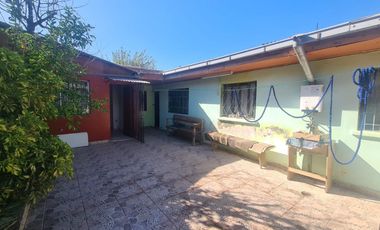 CASA AISLADA TOTALMENTE SÓLIDA- CON LOCAL COMERCIAL- LUBRICENTRO FUNCIONANDO. LO PRADO.