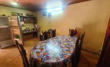 CASA AISLADA TOTALMENTE SÓLIDA- CON LOCAL COMERCIAL- LUBRICENTRO FUNCIONANDO. LO PRADO.