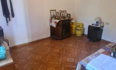 CASA AISLADA TOTALMENTE SÓLIDA- CON LOCAL COMERCIAL- LUBRICENTRO FUNCIONANDO. LO PRADO.