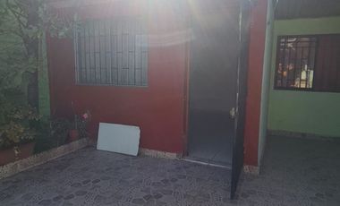 CASA AISLADA TOTALMENTE SÓLIDA- CON LOCAL COMERCIAL- LUBRICENTRO FUNCIONANDO. LO PRADO.