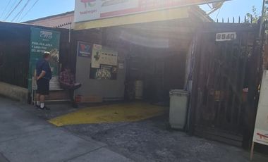 CASA AISLADA TOTALMENTE SÓLIDA- CON LOCAL COMERCIAL- LUBRICENTRO FUNCIONANDO. LO PRADO.