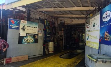 CASA AISLADA TOTALMENTE SÓLIDA- CON LOCAL COMERCIAL- LUBRICENTRO FUNCIONANDO. LO PRADO.