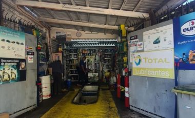 CASA AISLADA TOTALMENTE SÓLIDA- CON LOCAL COMERCIAL- LUBRICENTRO FUNCIONANDO. LO PRADO.