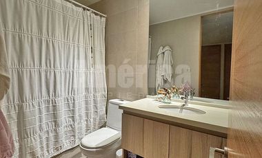 Depto con estar y terrazas en Hermanos Cabot, Las Condes. 3D3B, 2 estac, bodega. Excelente distribución, cercano a colegios internacionales