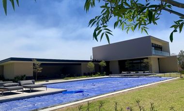 SOLARES HERMOSA CASA DE 4 NIVELES! CON SOTANO, ROOF GARDEN, 5 RECAMARAS 4.5 BAÑOS!