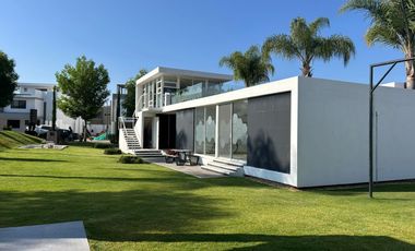 TERRENO EN VENTA CLÚSTER CON ALBERCA EN LOMAS DE ANGELÓPOLIS