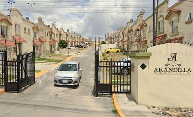 CASA EN PRIVADA ARANDILLA, COL. URBI VILLA DEL REY, HUEHUETOCA. ¡NO CREDITOS!