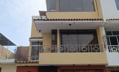 Se Vende Hermosa Y Acogedora Casa De 3 Pisos + Azotea