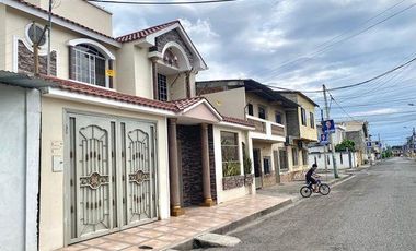 SE VENDE CASA SECTOR CDLA. SANTA ELENA EN MACHALA