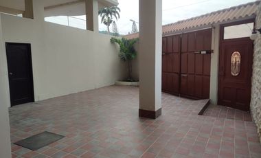 Departamento de alquiler en Los Ceibos, 4 dormitorios, piscina, 2 parqueos.