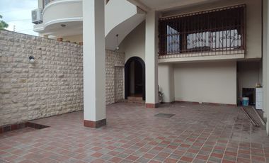 Departamento de alquiler en Los Ceibos, 4 dormitorios, piscina, 2 parqueos.