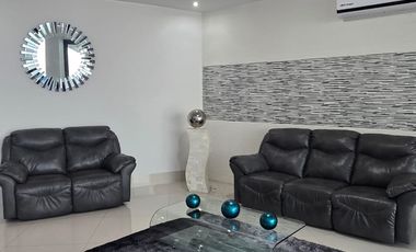 CASA EN VENTA AL NORTE DE SALTILLO EN FRACCIONAMIENTO JARDINES DE VERSALLES MODERNA CON ALBERCA
