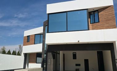 CASA EN VENTA AL NORTE DE SALTILLO EN FRACCIONAMIENTO JARDINES DE VERSALLES MODERNA CON ALBERCA