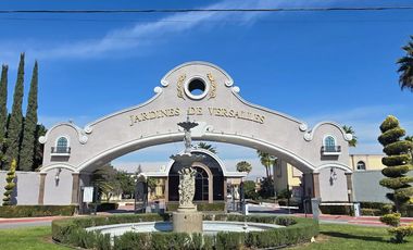 CASA EN VENTA AL NORTE DE SALTILLO EN FRACCIONAMIENTO JARDINES DE VERSALLES MODERNA CON ALBERCA