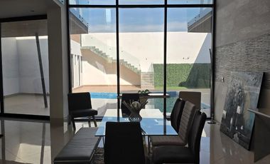 CASA EN VENTA AL NORTE DE SALTILLO EN FRACCIONAMIENTO JARDINES DE VERSALLES MODERNA CON ALBERCA