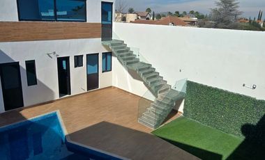CASA EN VENTA AL NORTE DE SALTILLO EN FRACCIONAMIENTO JARDINES DE VERSALLES MODERNA CON ALBERCA