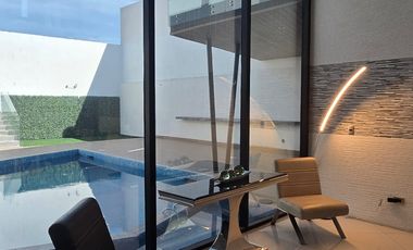 CASA EN VENTA AL NORTE DE SALTILLO EN FRACCIONAMIENTO JARDINES DE VERSALLES MODERNA CON ALBERCA