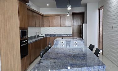 CASA EN VENTA AL NORTE DE SALTILLO EN FRACCIONAMIENTO JARDINES DE VERSALLES MODERNA CON ALBERCA