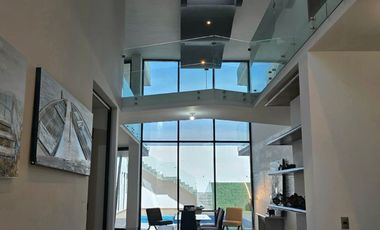 CASA EN VENTA AL NORTE DE SALTILLO EN FRACCIONAMIENTO JARDINES DE VERSALLES MODERNA CON ALBERCA