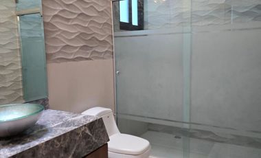CASA EN VENTA AL NORTE DE SALTILLO EN FRACCIONAMIENTO JARDINES DE VERSALLES MODERNA CON ALBERCA