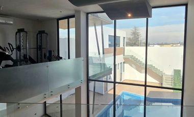 CASA EN VENTA AL NORTE DE SALTILLO EN FRACCIONAMIENTO JARDINES DE VERSALLES MODERNA CON ALBERCA