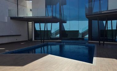 CASA EN VENTA AL NORTE DE SALTILLO EN FRACCIONAMIENTO JARDINES DE VERSALLES MODERNA CON ALBERCA