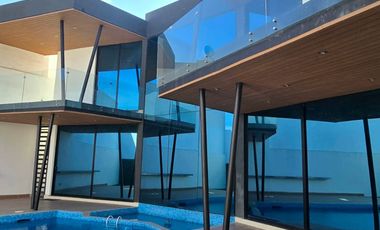 CASA EN VENTA AL NORTE DE SALTILLO EN FRACCIONAMIENTO JARDINES DE VERSALLES MODERNA CON ALBERCA