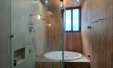 CASA EN VENTA AL NORTE DE SALTILLO EN FRACCIONAMIENTO JARDINES DE VERSALLES MODERNA CON ALBERCA