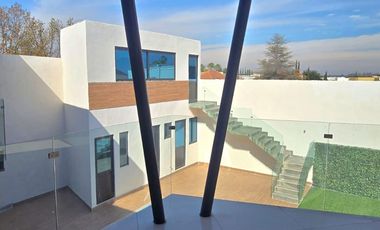 CASA EN VENTA AL NORTE DE SALTILLO EN FRACCIONAMIENTO JARDINES DE VERSALLES MODERNA CON ALBERCA